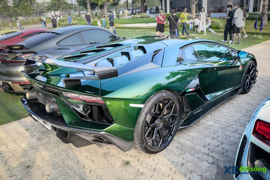 Chiêm ngưỡng Lamborghini Aventador SVJ xanh ngọc lục bảo của ông chủ chuỗi nhà thuốc danh tiếng ảnh 4