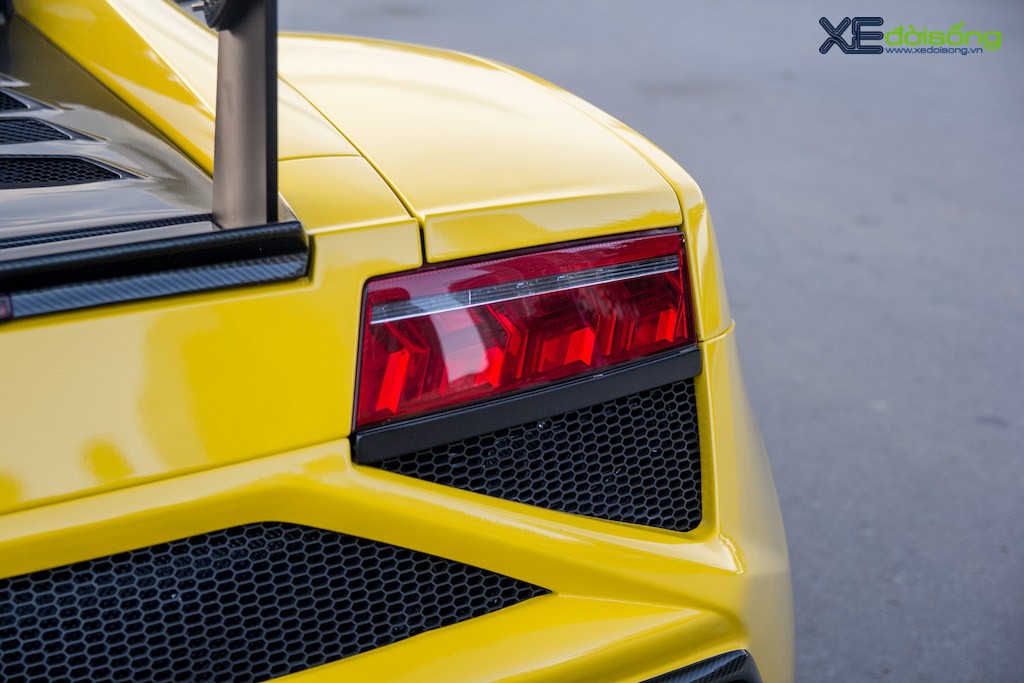 Soi chi tiết siêu phẩm Lamborghini Gallardo LP560-4 độ bodykit Squadra Corse tại Việt Nam. ảnh 13