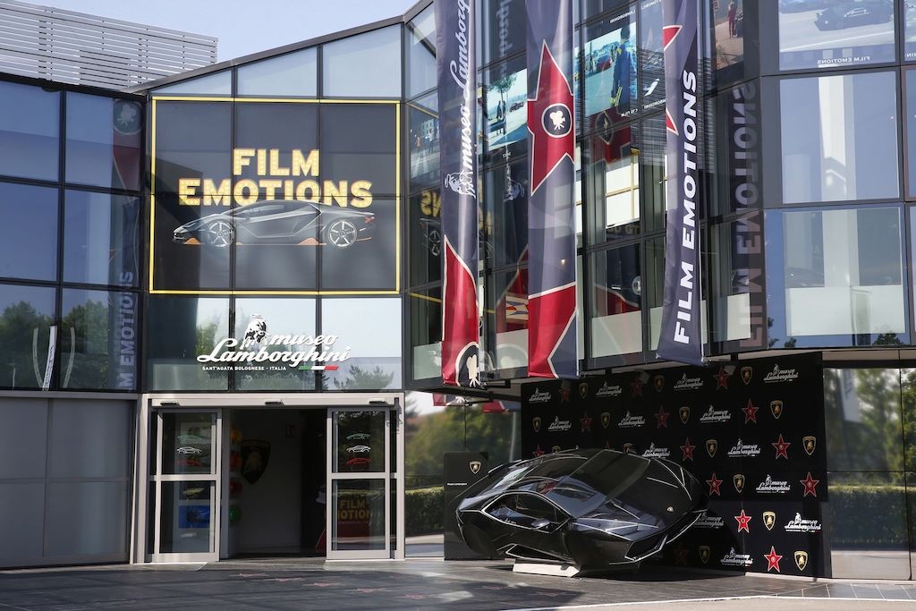 Ngắm loạt siêu xe Lamborghini kinh điển trong các siêu phẩm điện ảnh ảnh 1