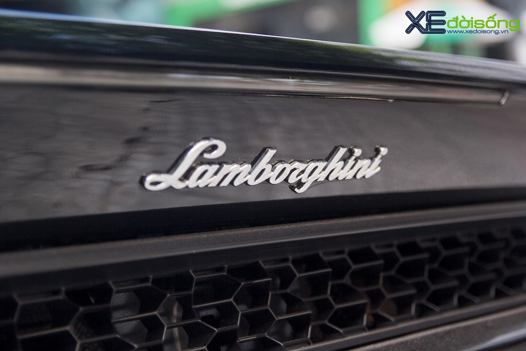 Nhìn lại từ trong ra ngoài siêu xe Lamborghini Huracan màu đen đầu tiên tại Việt Nam ảnh 18