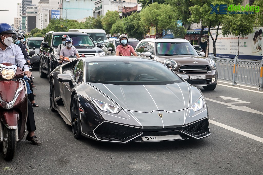“Bò tót” Lamborghini Huracan bóng bẩy trên phố cùng lớp áo phong cách Tron Legacy độc đáo ảnh 1