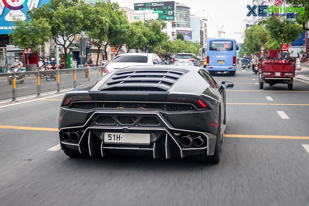 “Bò tót” Lamborghini Huracan bóng bẩy trên phố cùng lớp áo phong cách Tron Legacy độc đáo ảnh 2