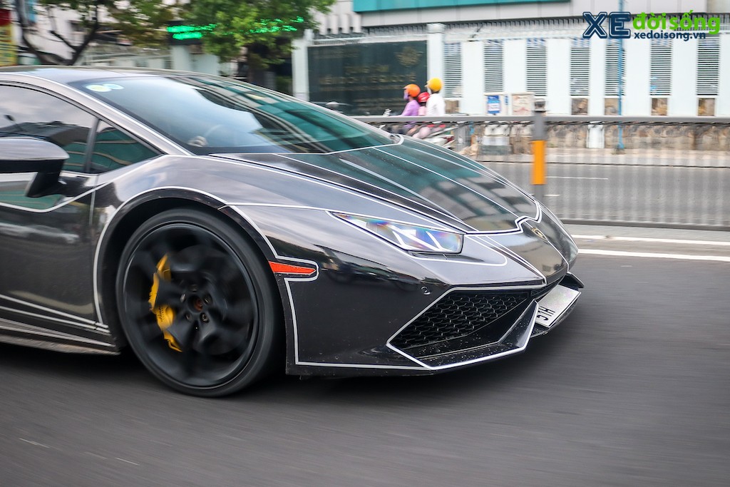 “Bò tót” Lamborghini Huracan bóng bẩy trên phố cùng lớp áo phong cách Tron Legacy độc đáo ảnh 4