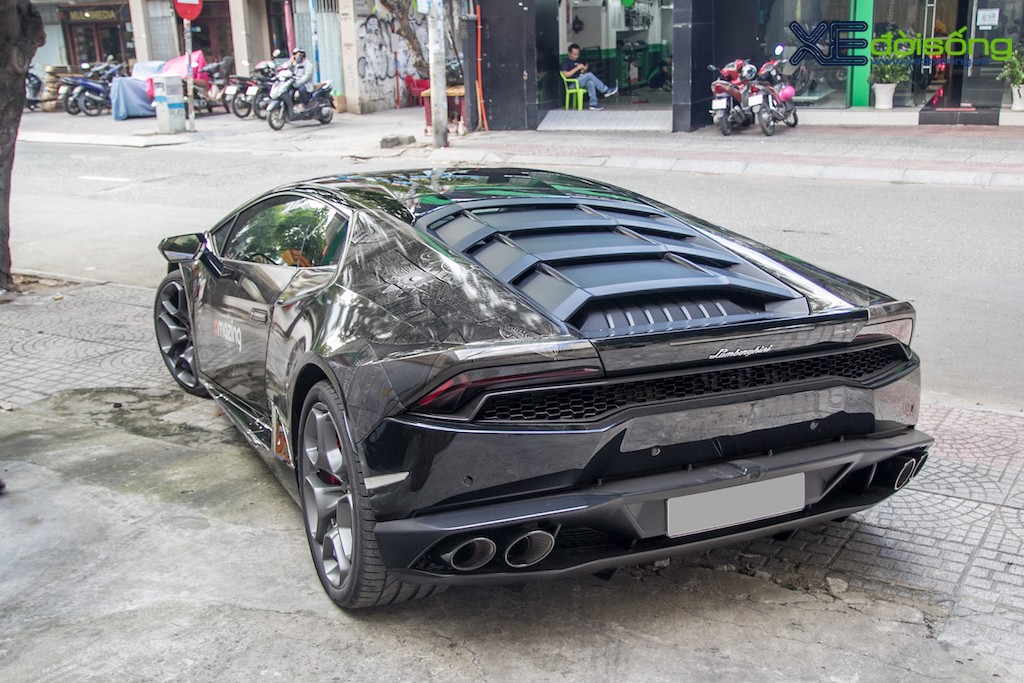 Nhìn lại từ trong ra ngoài siêu xe Lamborghini Huracan màu đen đầu tiên tại Việt Nam ảnh 5