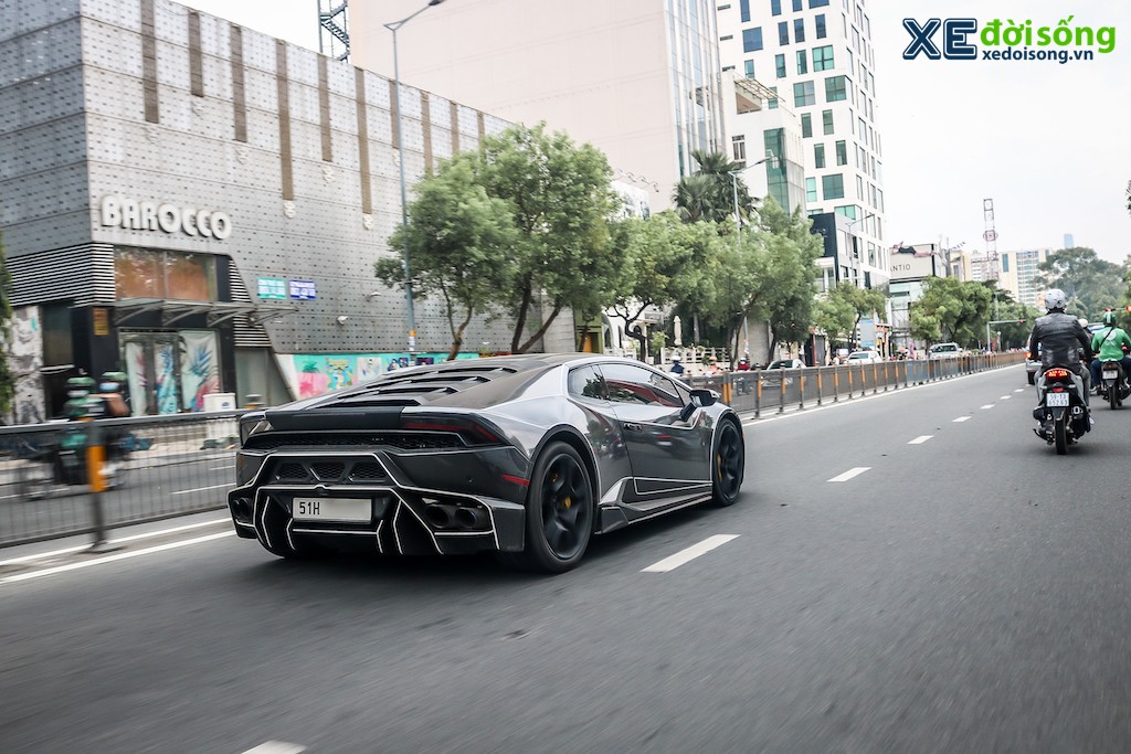 “Bò tót” Lamborghini Huracan bóng bẩy trên phố cùng lớp áo phong cách Tron Legacy độc đáo ảnh 5