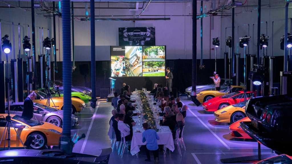 Lamborghini đã dành bất ngờ gì cho khách VIP tại dạ tiệc Giáng sinh 2019 của mình? ảnh 1