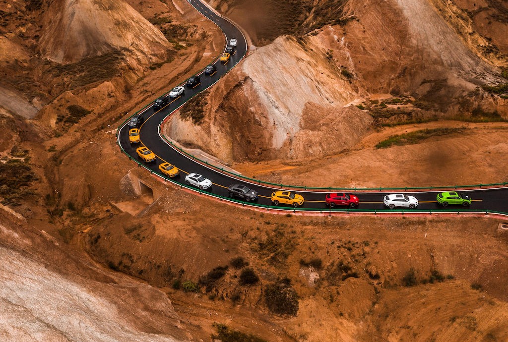 Lamborghini dành nguyên tuần làm việc dẫn đại gia Trung Quốc đi “phượt”, đem dàn xe trăm tỷ vào cả sa mạc ảnh 19