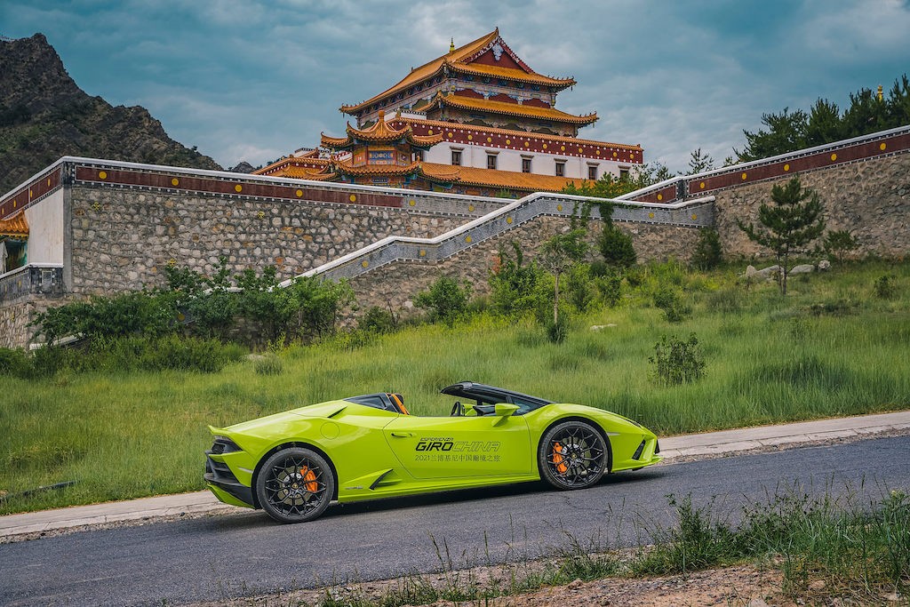 Lamborghini dành nguyên tuần làm việc dẫn đại gia Trung Quốc đi “phượt”, đem dàn xe trăm tỷ vào cả sa mạc ảnh 3