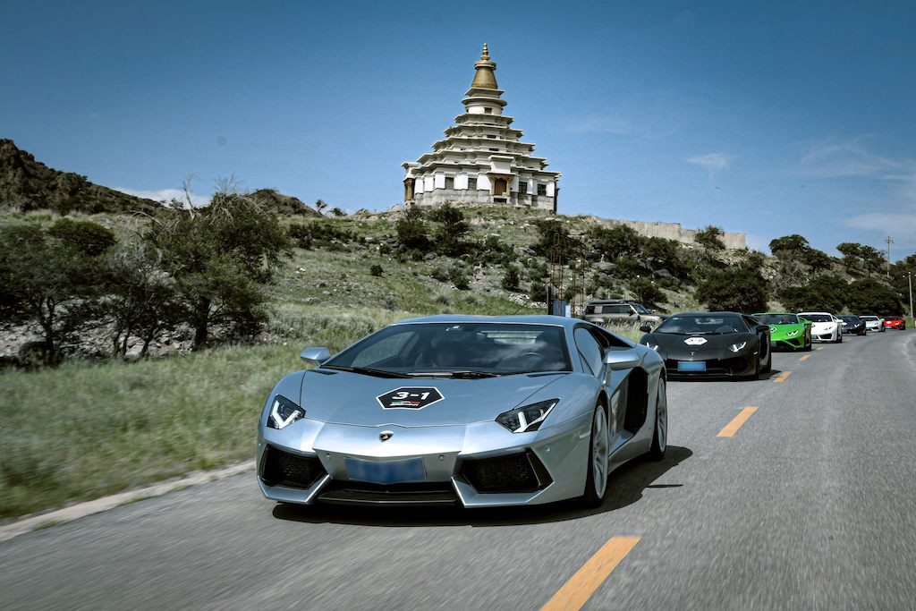 Lamborghini dành nguyên tuần làm việc dẫn đại gia Trung Quốc đi “phượt”, đem dàn xe trăm tỷ vào cả sa mạc ảnh 4