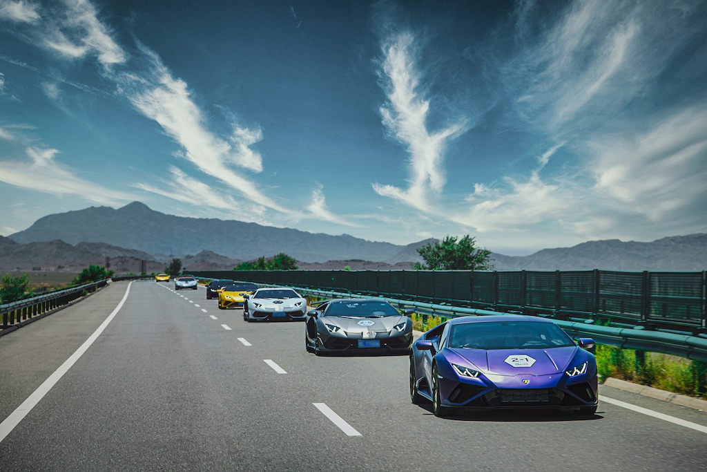 Lamborghini dành nguyên tuần làm việc dẫn đại gia Trung Quốc đi “phượt”, đem dàn xe trăm tỷ vào cả sa mạc ảnh 7