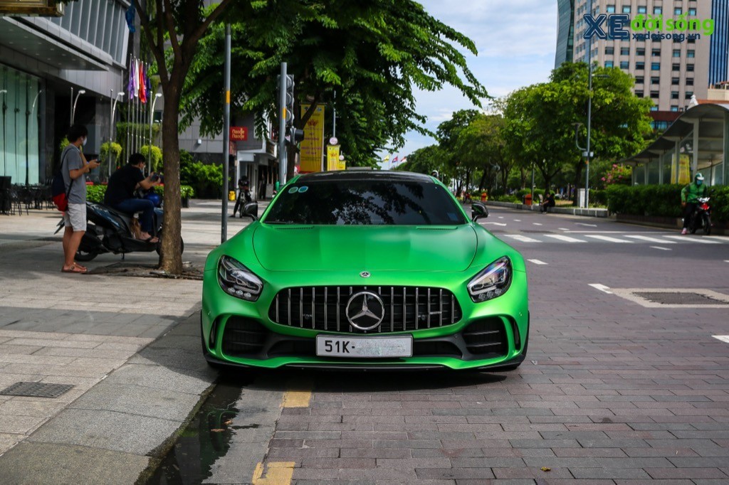 Siêu xe thể thao Mercedes-AMG GT R với phối màu cực đẹp xuất hiện tại Sài Gòn ảnh 2