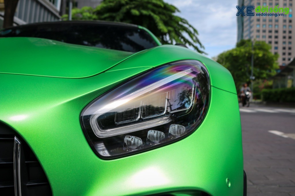 Siêu xe thể thao Mercedes-AMG GT R với phối màu cực đẹp xuất hiện tại Sài Gòn ảnh 9