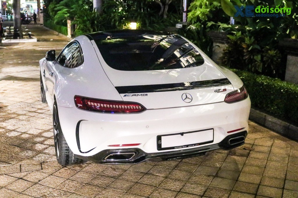 Giữa phố đêm Sài Gòn, xe thể thao Mercedes-AMG GT S vẫn toả sáng “hút mắt” người qua đường ảnh 11