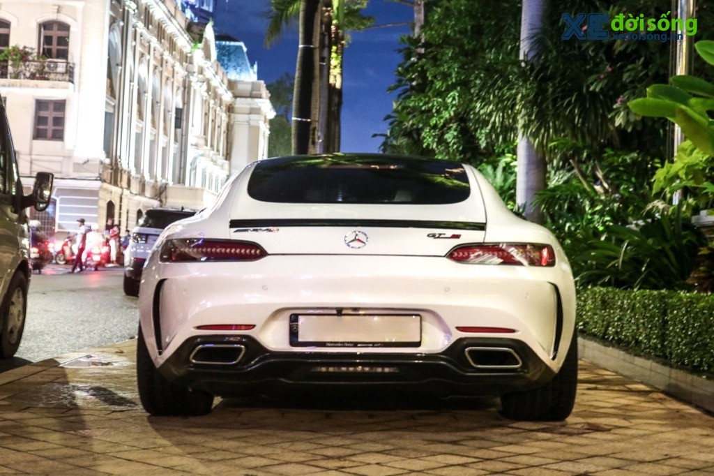 Giữa phố đêm Sài Gòn, xe thể thao Mercedes-AMG GT S vẫn toả sáng “hút mắt” người qua đường ảnh 13
