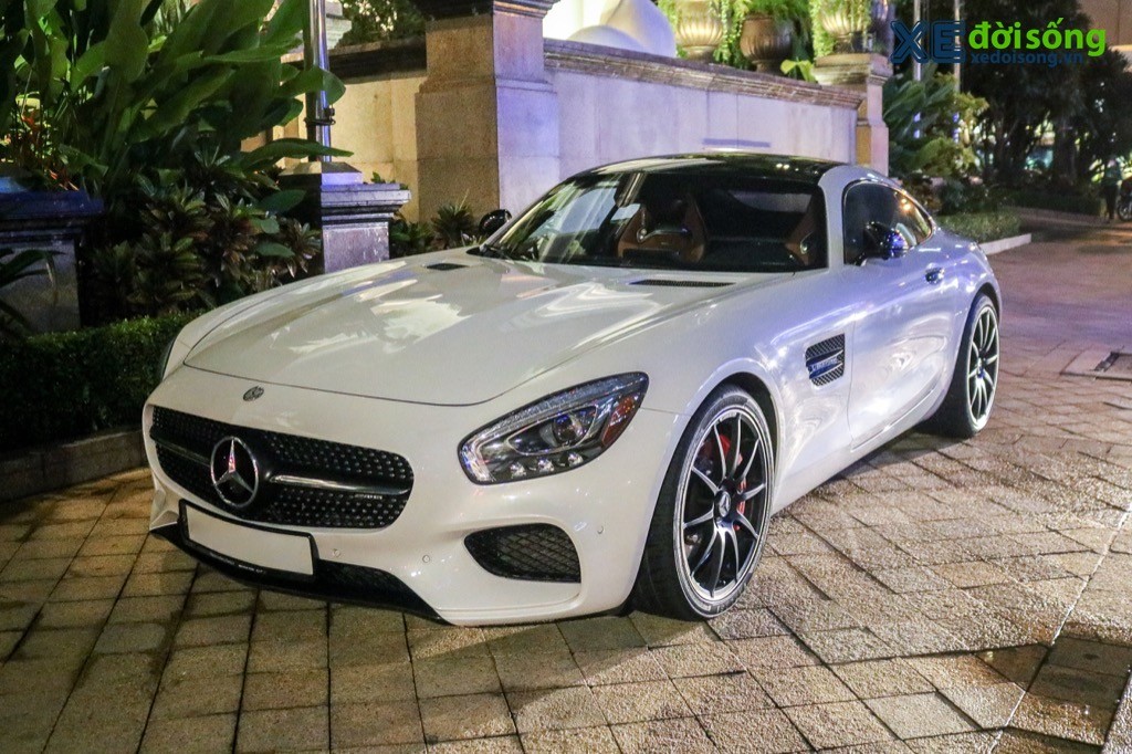 Giữa phố đêm Sài Gòn, xe thể thao Mercedes-AMG GT S vẫn toả sáng “hút mắt” người qua đường ảnh 1