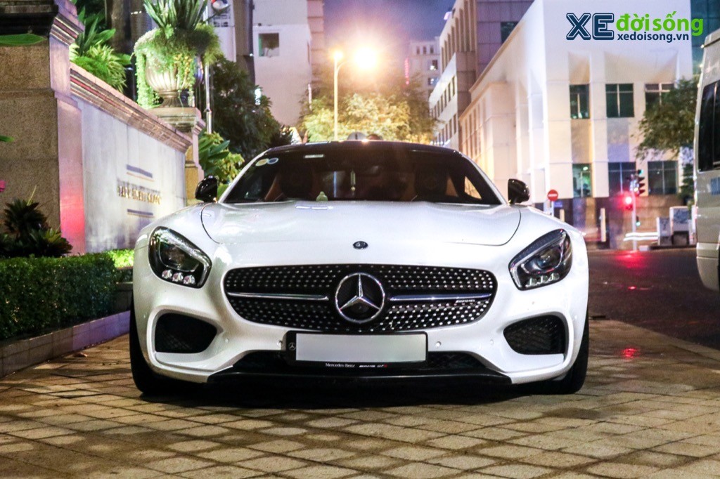Giữa phố đêm Sài Gòn, xe thể thao Mercedes-AMG GT S vẫn toả sáng “hút mắt” người qua đường ảnh 3
