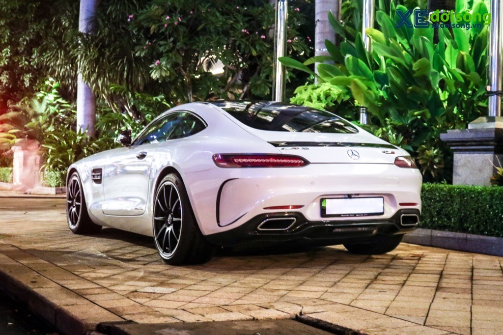Giữa phố đêm Sài Gòn, xe thể thao Mercedes-AMG GT S vẫn toả sáng “hút mắt” người qua đường ảnh 4