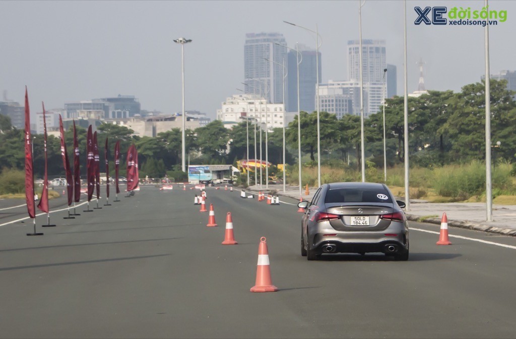 Mercedes-Benz đem dàn xe hơn trăm tỷ tới Hà Nội, cho khách hàng trải nghiệm tại trường đua F1 100 triệu USD ảnh 7