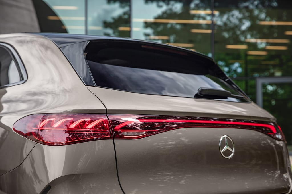 Ra mắt Mercedes-Benz EQE SUV 2023: Công nghệ ngập tràn, quãng đường di chuyển ấn tượng ảnh 14