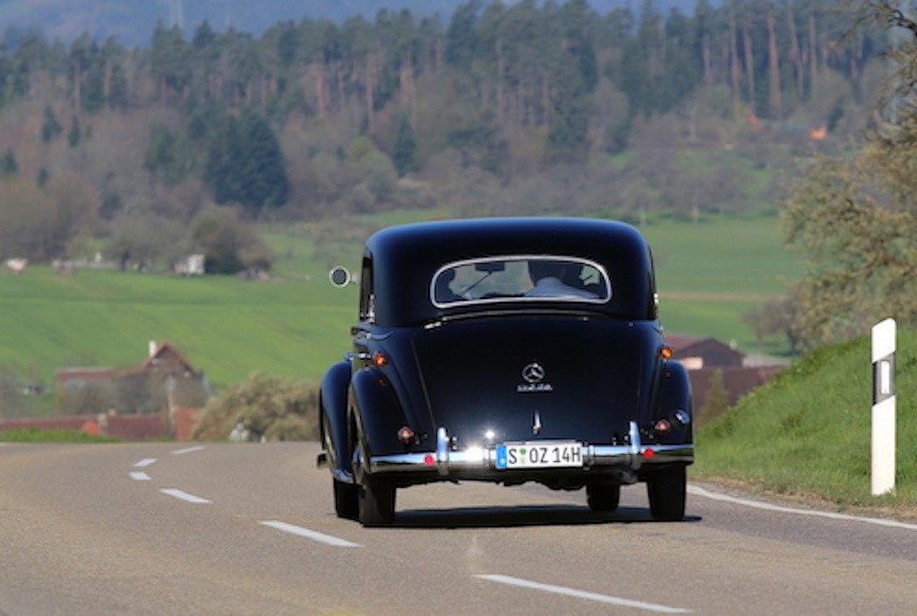 Mercedes E-Class: “Trái tim của thương hiệu”, công thần doanh số trong suốt hơn 70 năm (phần I) ảnh 6