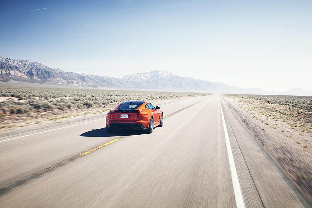 Sao nữ Fast & Furious lái Jaguar F-TYPE SVR vượt 323km/h ảnh 3