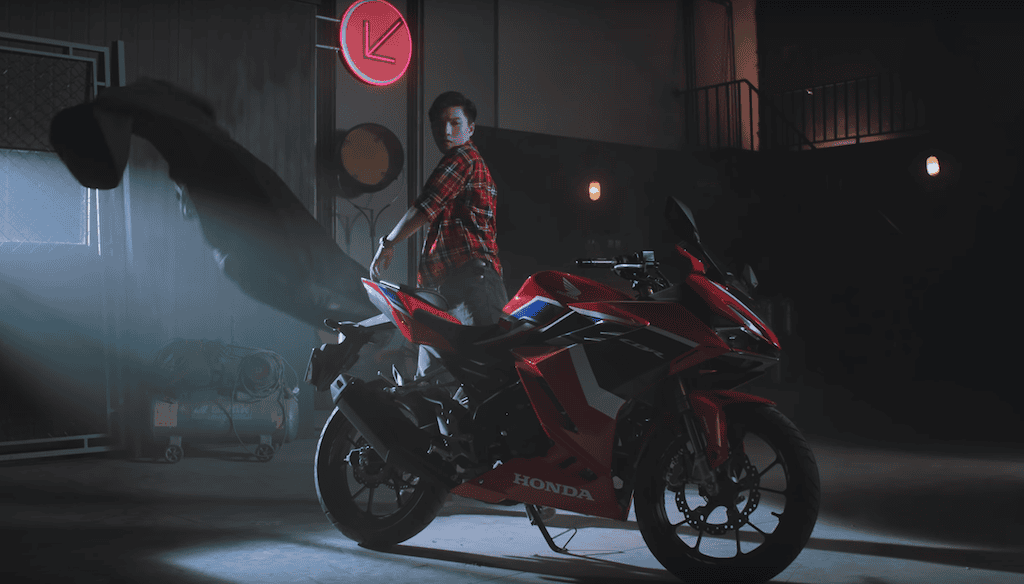 “Nài” Honda CBR150R, rapper Hiếu Thứ Hai đưa ca sĩ Min đi “hít vào thở ra” trong MV mới ảnh 1