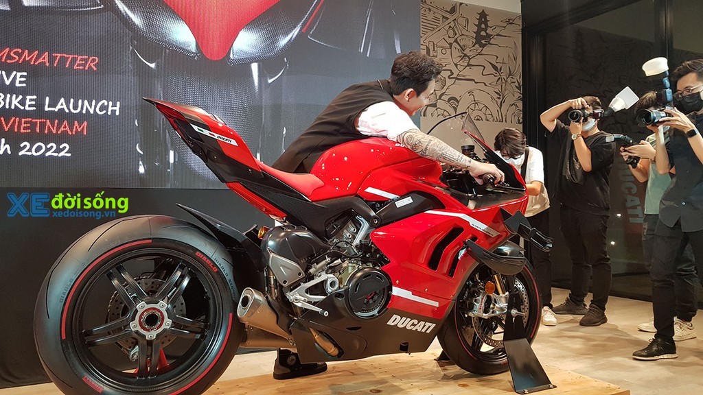 Đại gia Minh Nhựa chi 6 tỷ sở hữu siêu mô tô Ducati Superleggera V4 đầu tiên Việt Nam ảnh 5