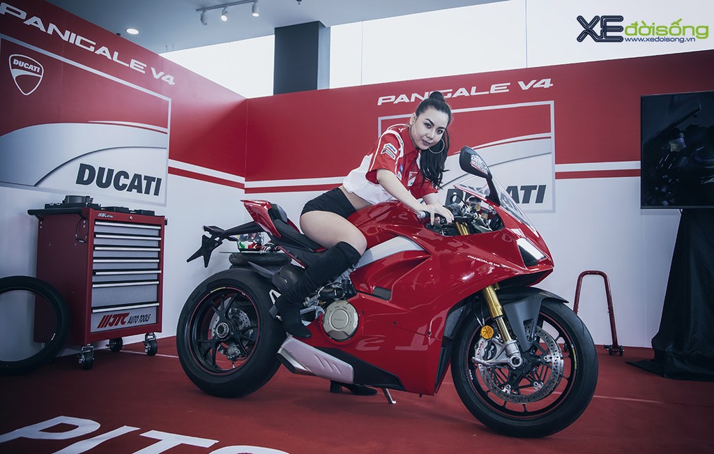 Người mẫu Lại Thanh Hương cá tính với Ducati Panigale V4 S  ảnh 1