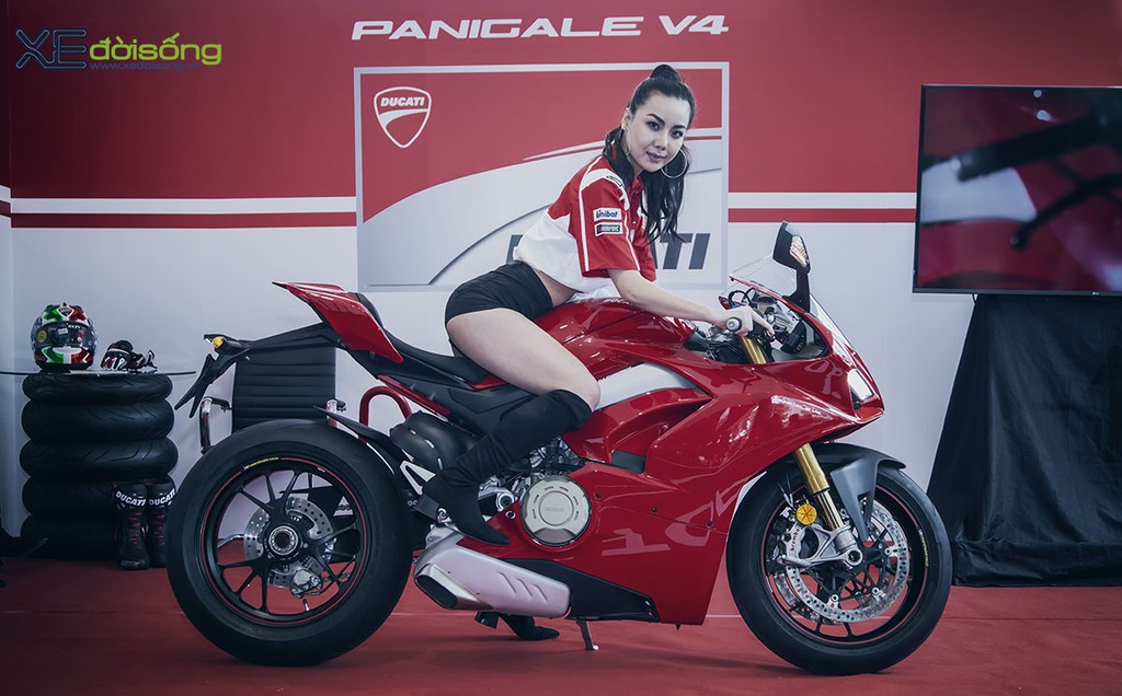 Người mẫu Lại Thanh Hương cá tính với Ducati Panigale V4 S  ảnh 2