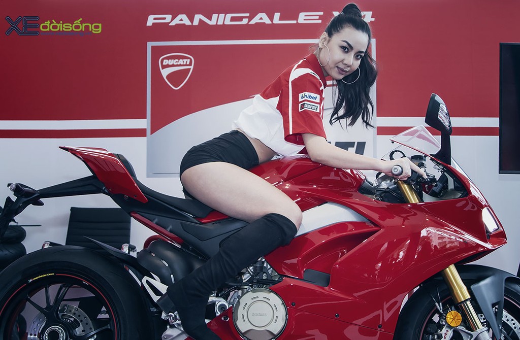 Người mẫu Lại Thanh Hương cá tính với Ducati Panigale V4 S  ảnh 3