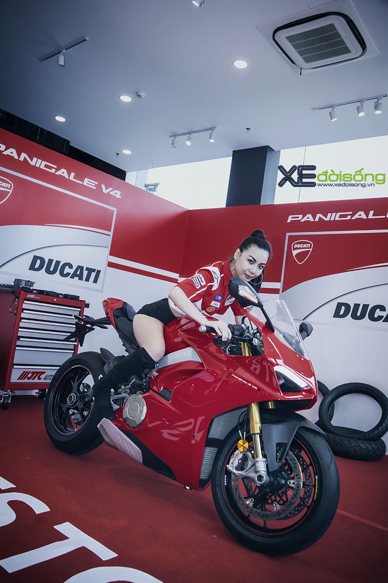 Người mẫu Lại Thanh Hương cá tính với Ducati Panigale V4 S  ảnh 4