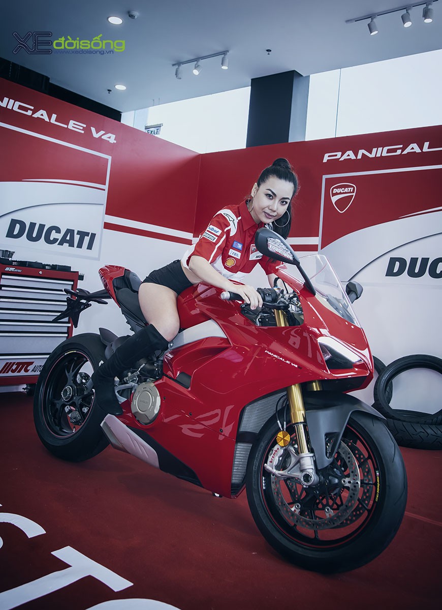 Người mẫu Lại Thanh Hương cá tính với Ducati Panigale V4 S  ảnh 7