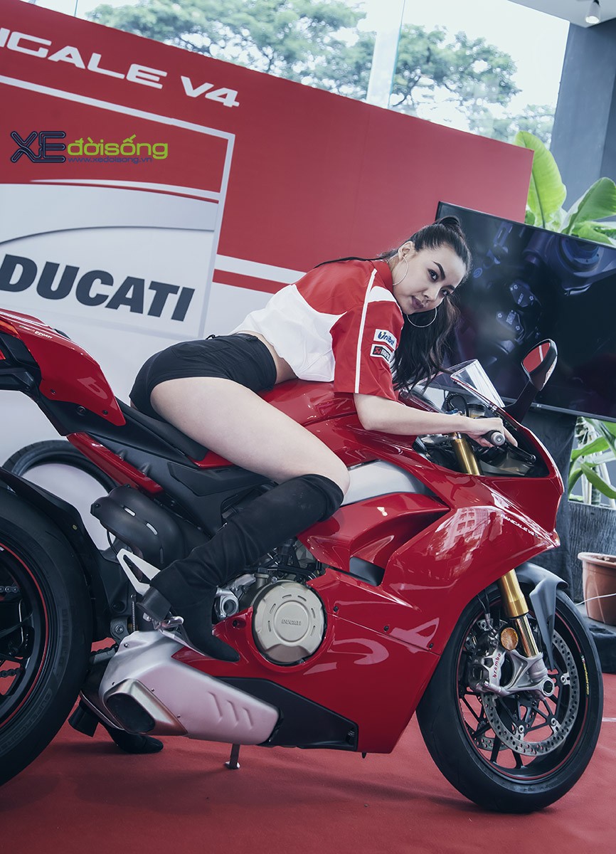 Người mẫu Lại Thanh Hương cá tính với Ducati Panigale V4 S  ảnh 8