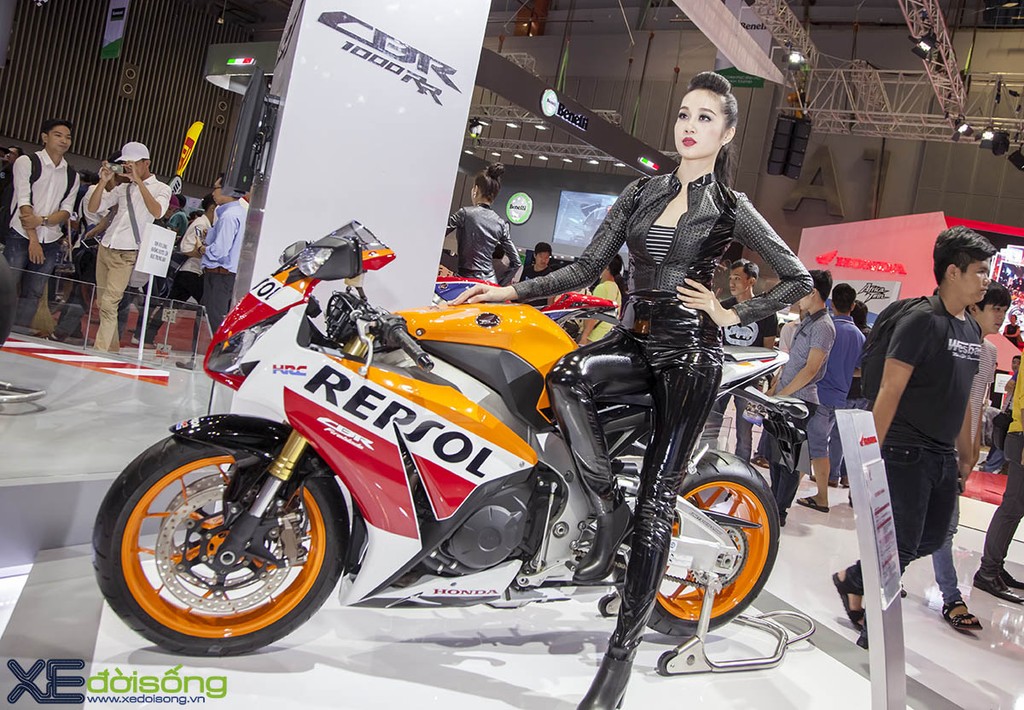 Siêu mẫu Thu An đọ dáng siêu mô tô Honda CBR1000RR Fireblade ảnh 1