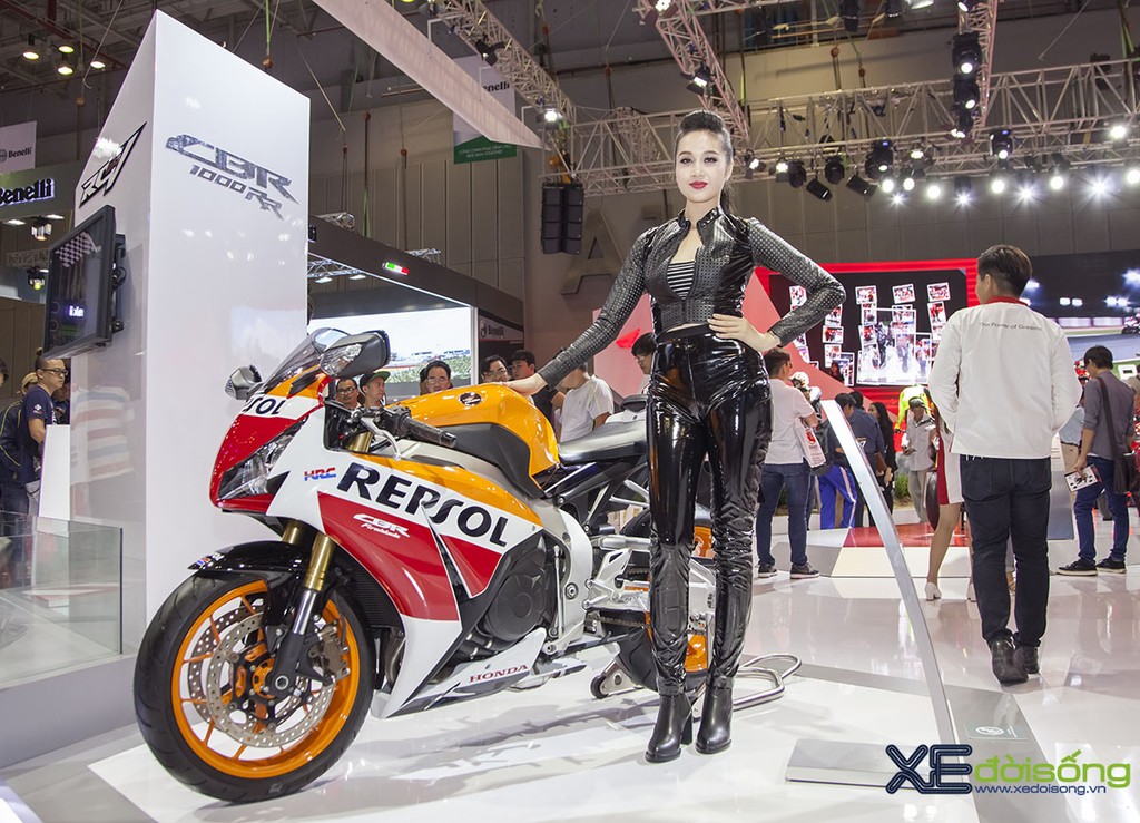 Siêu mẫu Thu An đọ dáng siêu mô tô Honda CBR1000RR Fireblade ảnh 2