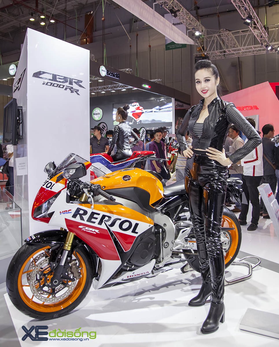 Siêu mẫu Thu An đọ dáng siêu mô tô Honda CBR1000RR Fireblade ảnh 3