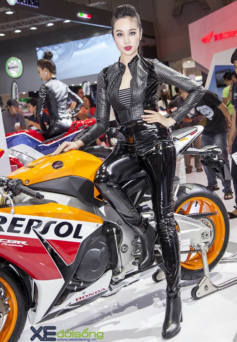 Siêu mẫu Thu An đọ dáng siêu mô tô Honda CBR1000RR Fireblade ảnh 6
