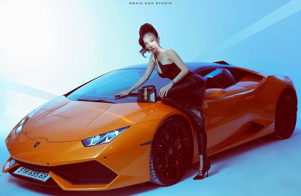 Bà mẹ trẻ bán tổ yến ở Cần Thơ tạo dáng chất với Lamborghini Huracan ảnh 1