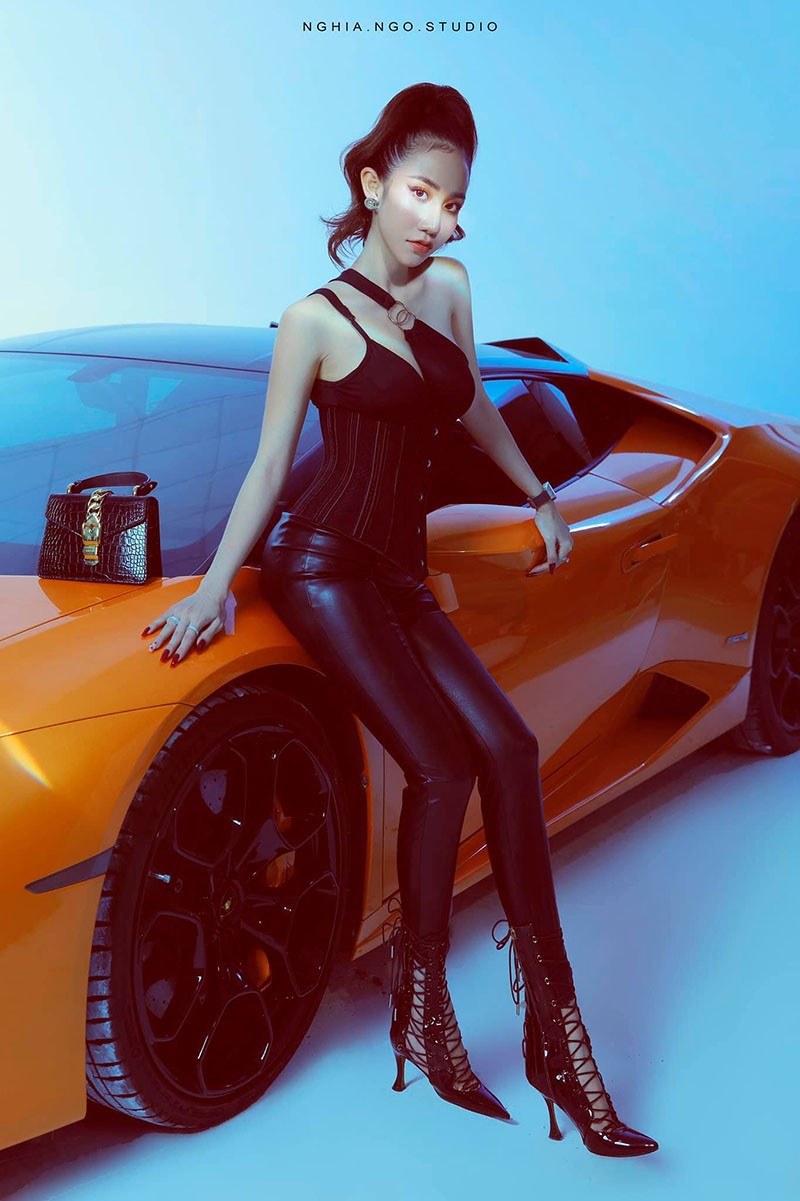 Bà mẹ trẻ bán tổ yến ở Cần Thơ tạo dáng chất với Lamborghini Huracan ảnh 4