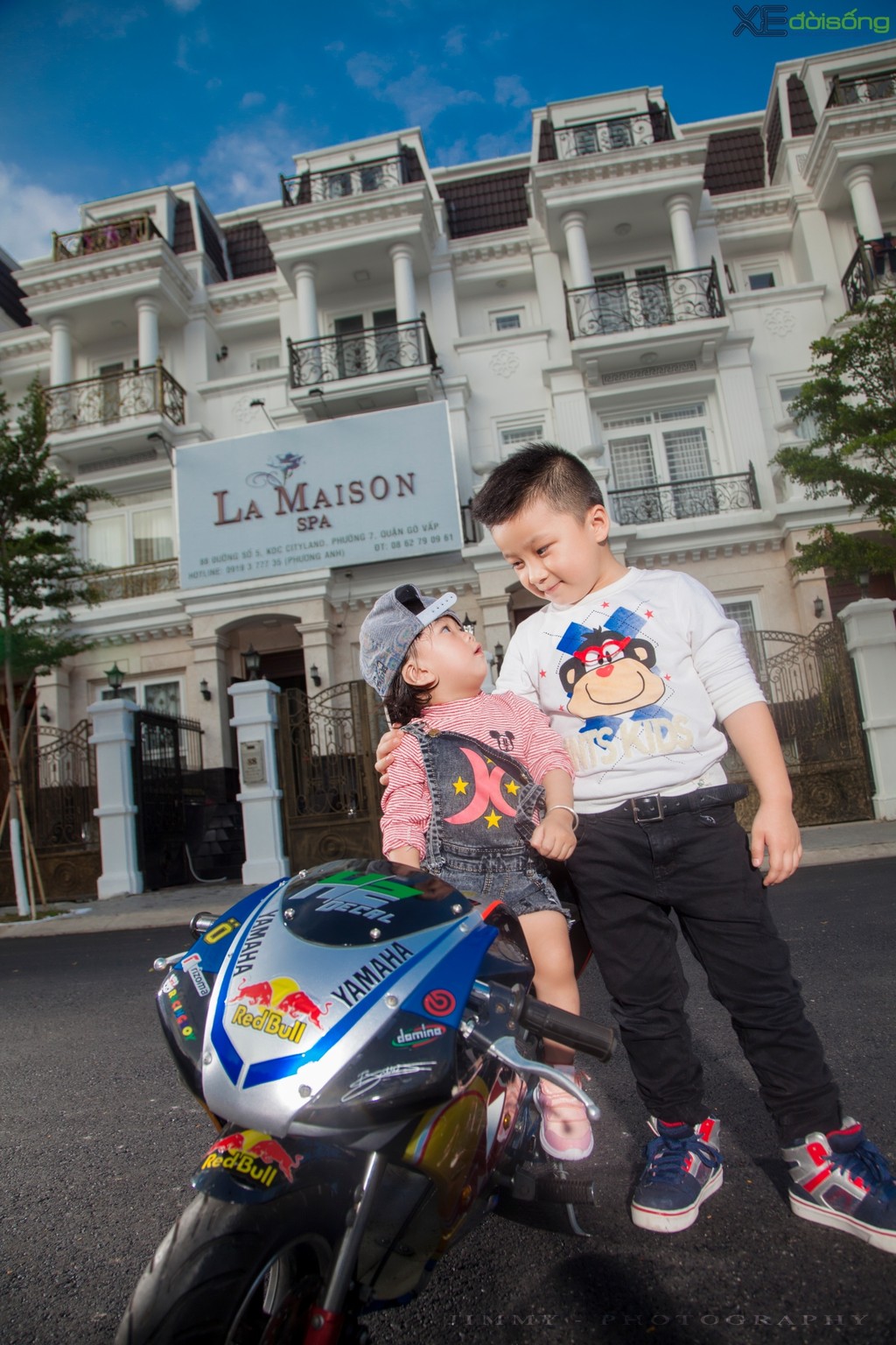 Cặp đôi nhí tạo dáng cực đáng yêu bên mô tô trẻ em “Yamaha YZR-M1“ ảnh 16
