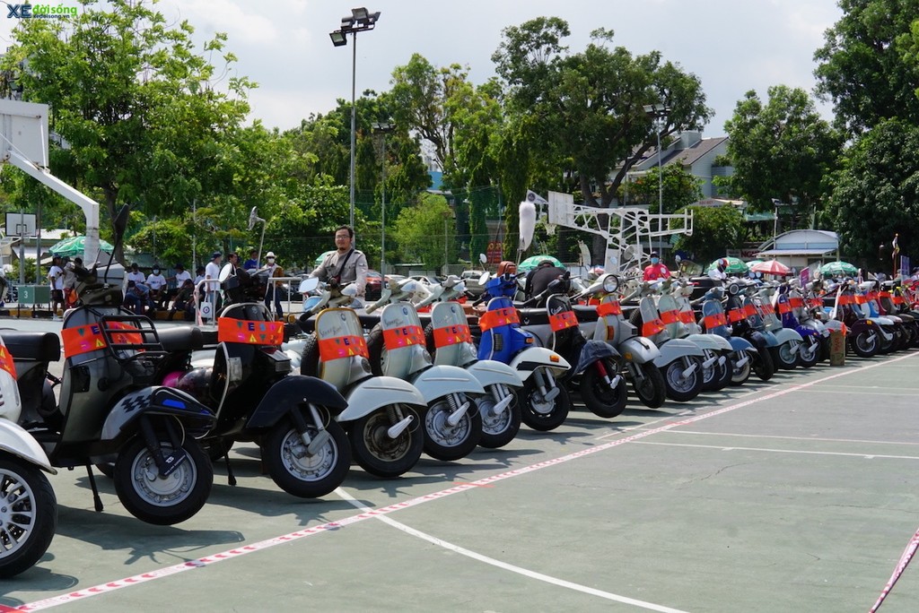 Hàng loạt xe Vespa cổ hội tụ tại hai miền Nam – Bắc trong ngày hội Vespa Day 2022 lần đầu tại Việt Nam ảnh 2