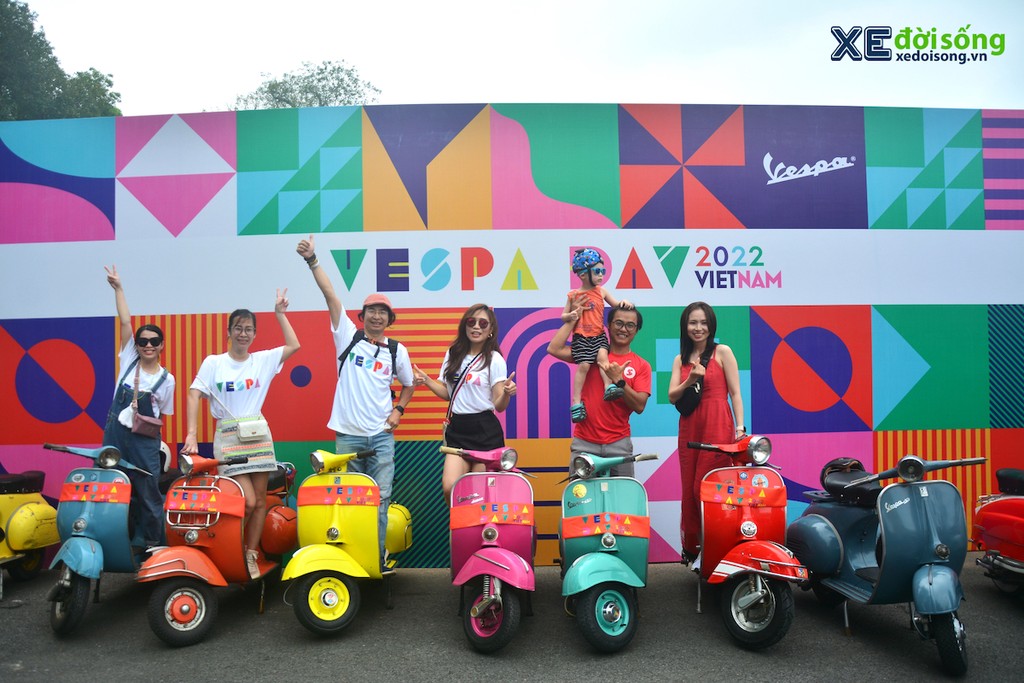 Hàng loạt xe Vespa cổ hội tụ tại hai miền Nam – Bắc trong ngày hội Vespa Day 2022 lần đầu tại Việt Nam ảnh 15