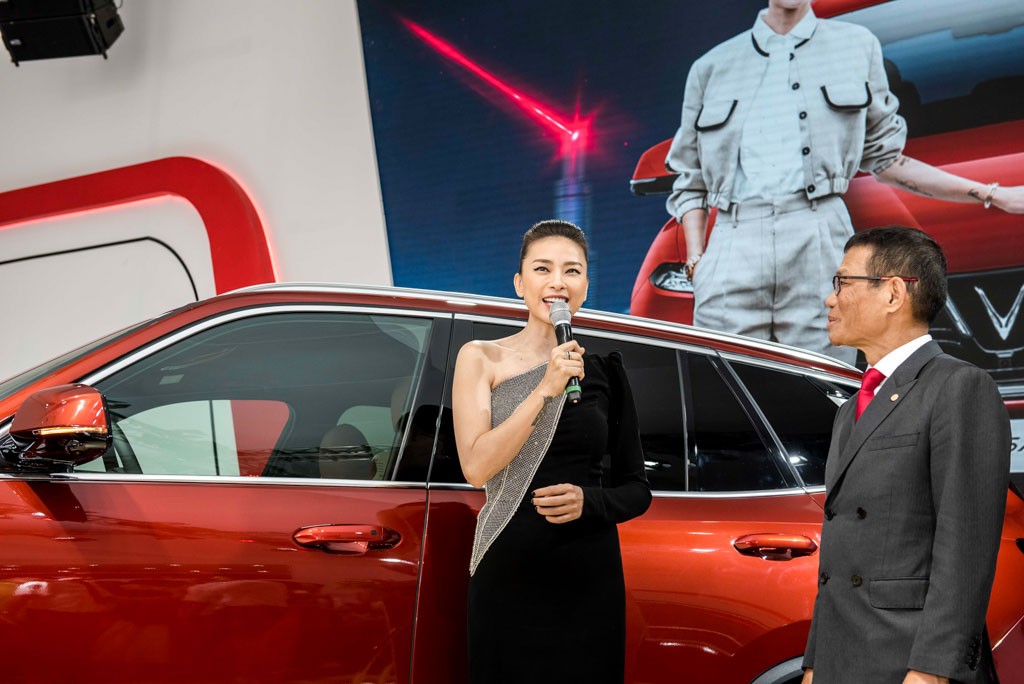 Làm đại sứ thương hiệu, Ngô Thanh Vân được VinFast tặng xe với màu ngoại thất “độc đáo“ ảnh 2