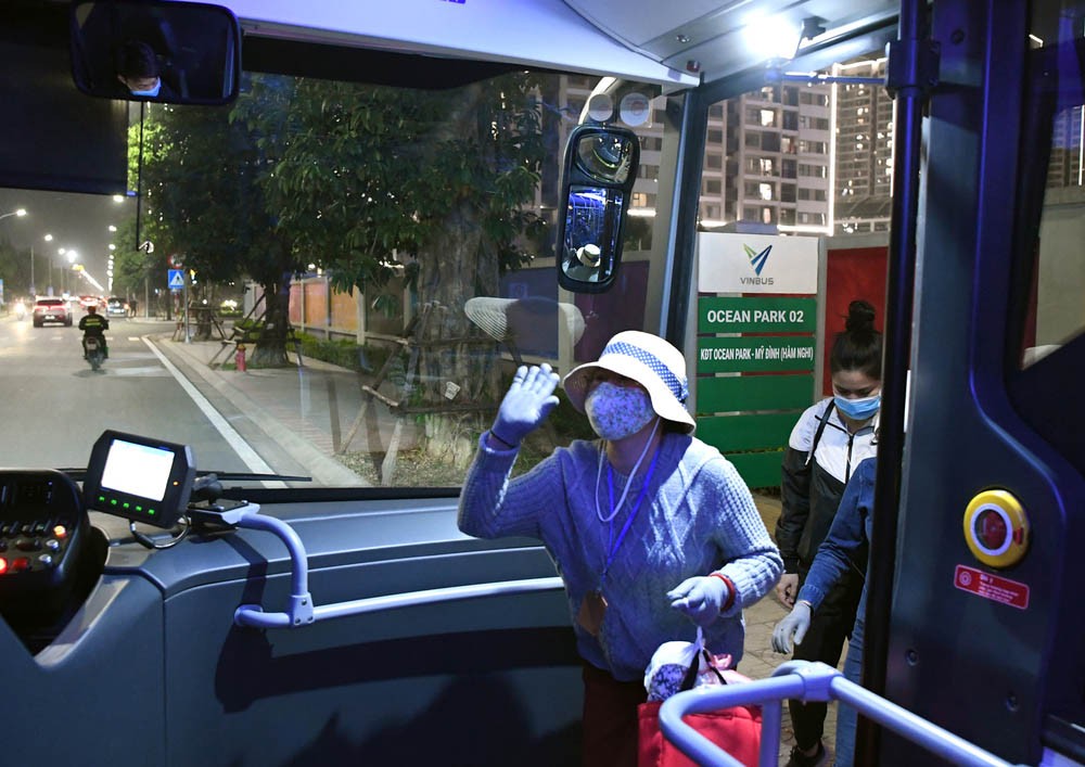 Người dân Thủ đô háo hức khám phá xe buýt không khói đầu tiên ở Việt Nam ảnh 2