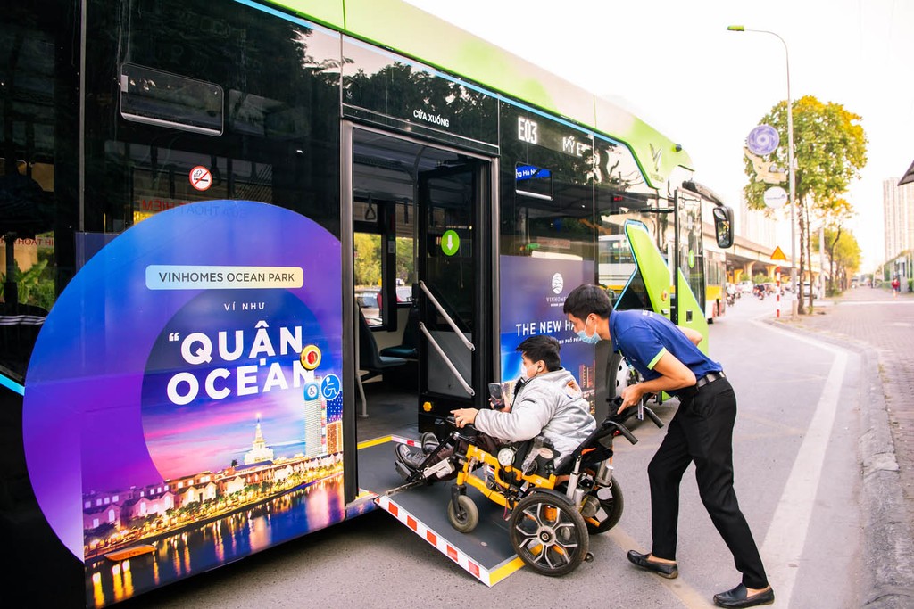 Người dân Thủ đô háo hức khám phá xe buýt không khói đầu tiên ở Việt Nam ảnh 7
