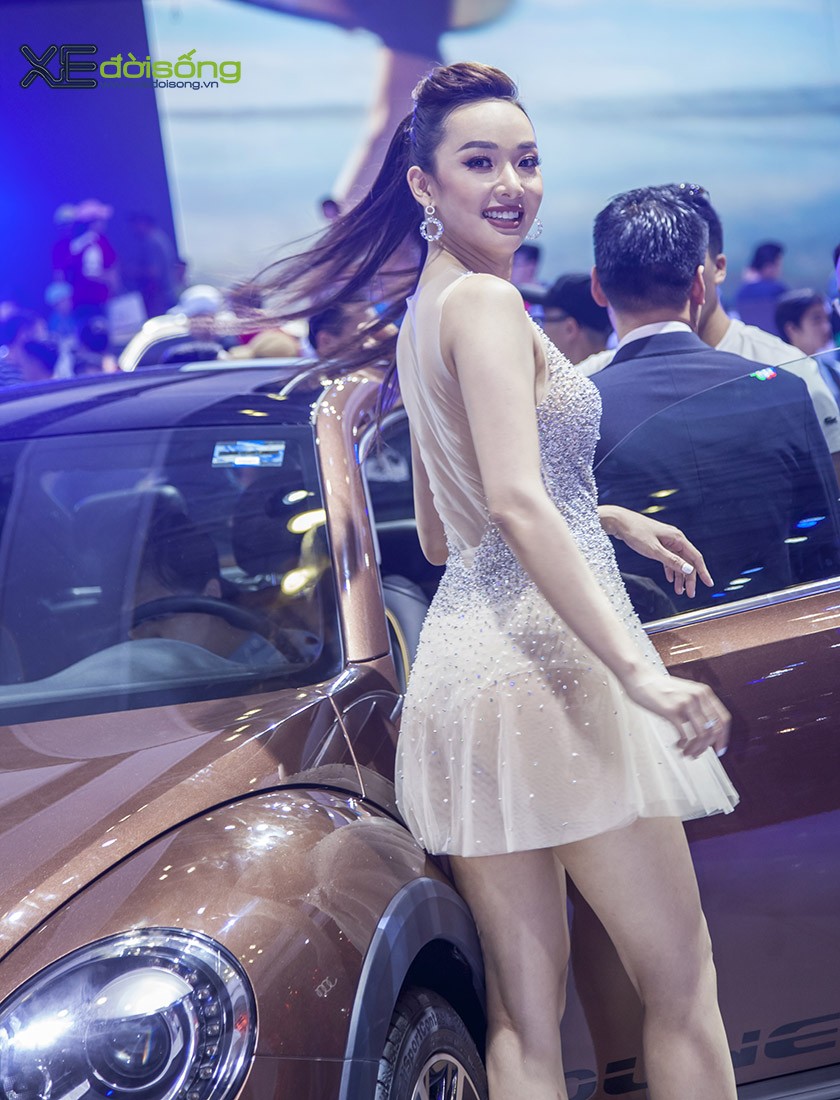 Dàn mẫu Việt sắc sảo, gợi cảm bên xe Volkswagen đẳng cấp Đức ảnh 11