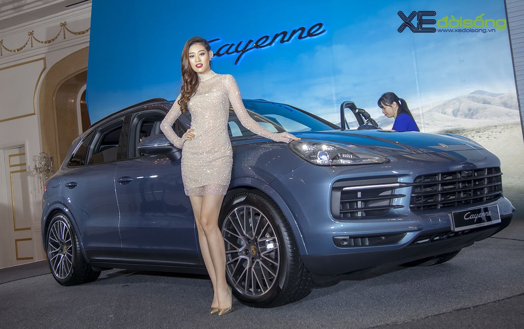 Miss Áo dài Khánh Vân gợi cảm với Porsche Cayenne S 2018 ảnh 1