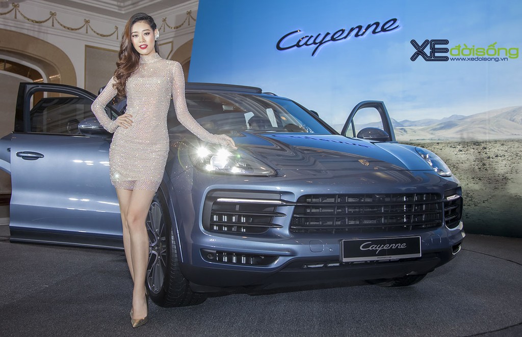 Miss Áo dài Khánh Vân gợi cảm với Porsche Cayenne S 2018 ảnh 2