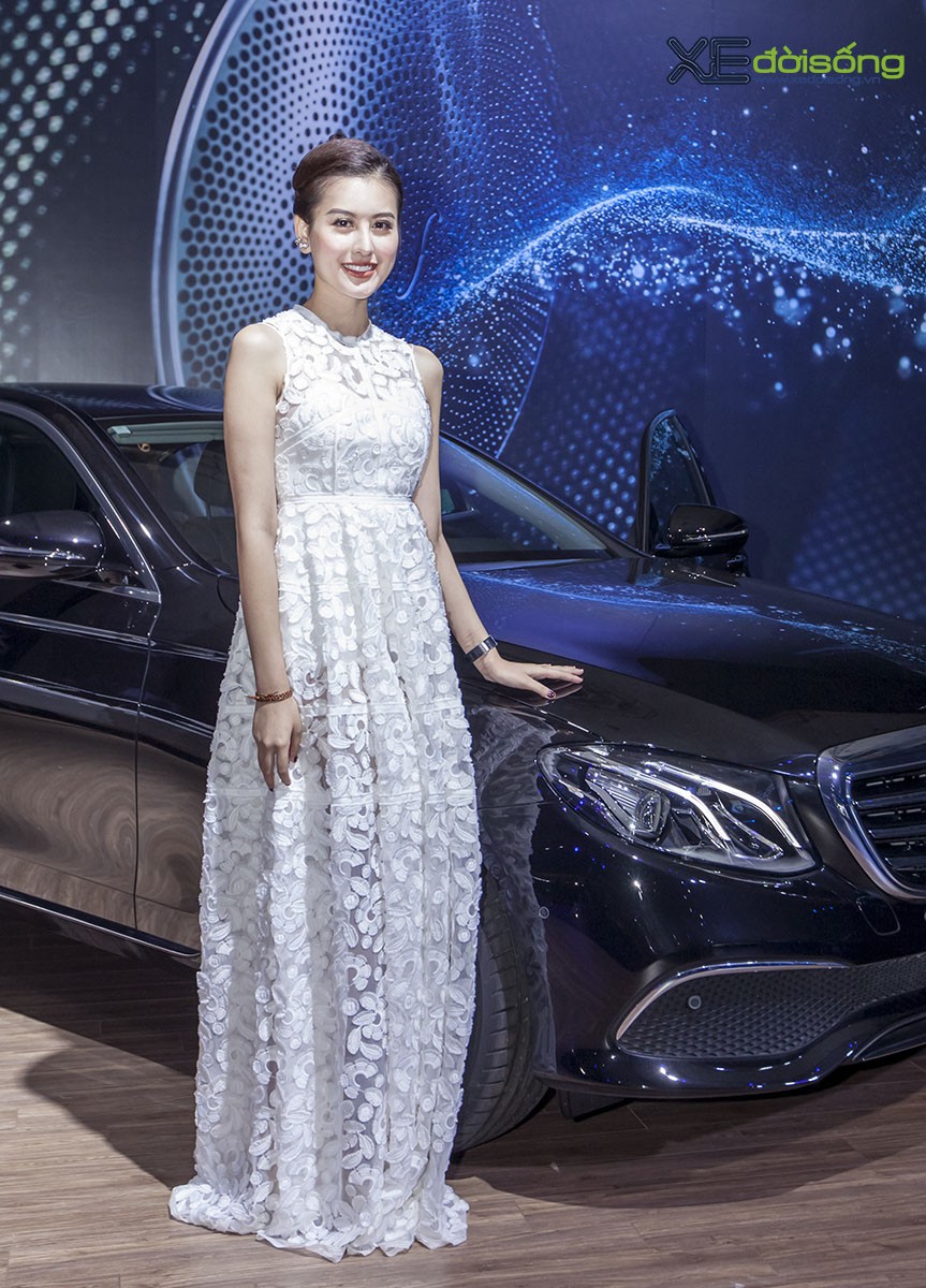 Dàn mỹ nữ khoe sắc bên xe Mercedes-Benz, diện BST Romance của NTK Adrian Anh Tuấn  ảnh 16