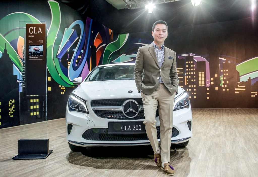 Dàn mỹ nữ khoe sắc bên xe Mercedes-Benz, diện BST Romance của NTK Adrian Anh Tuấn  ảnh 2